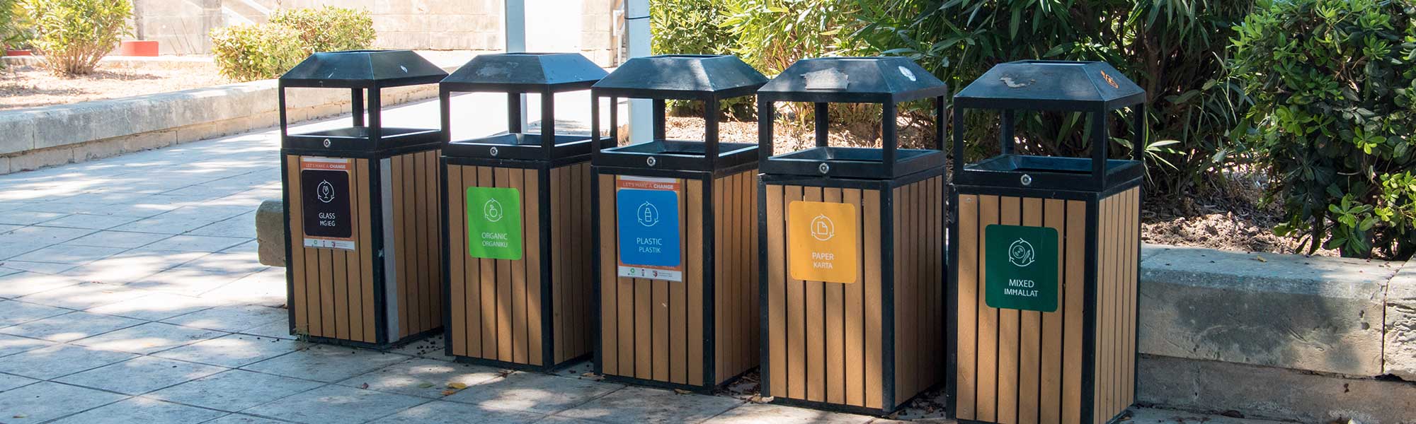 5 different types of bins for various materials (glass, organic, plastic, paper and mixed)